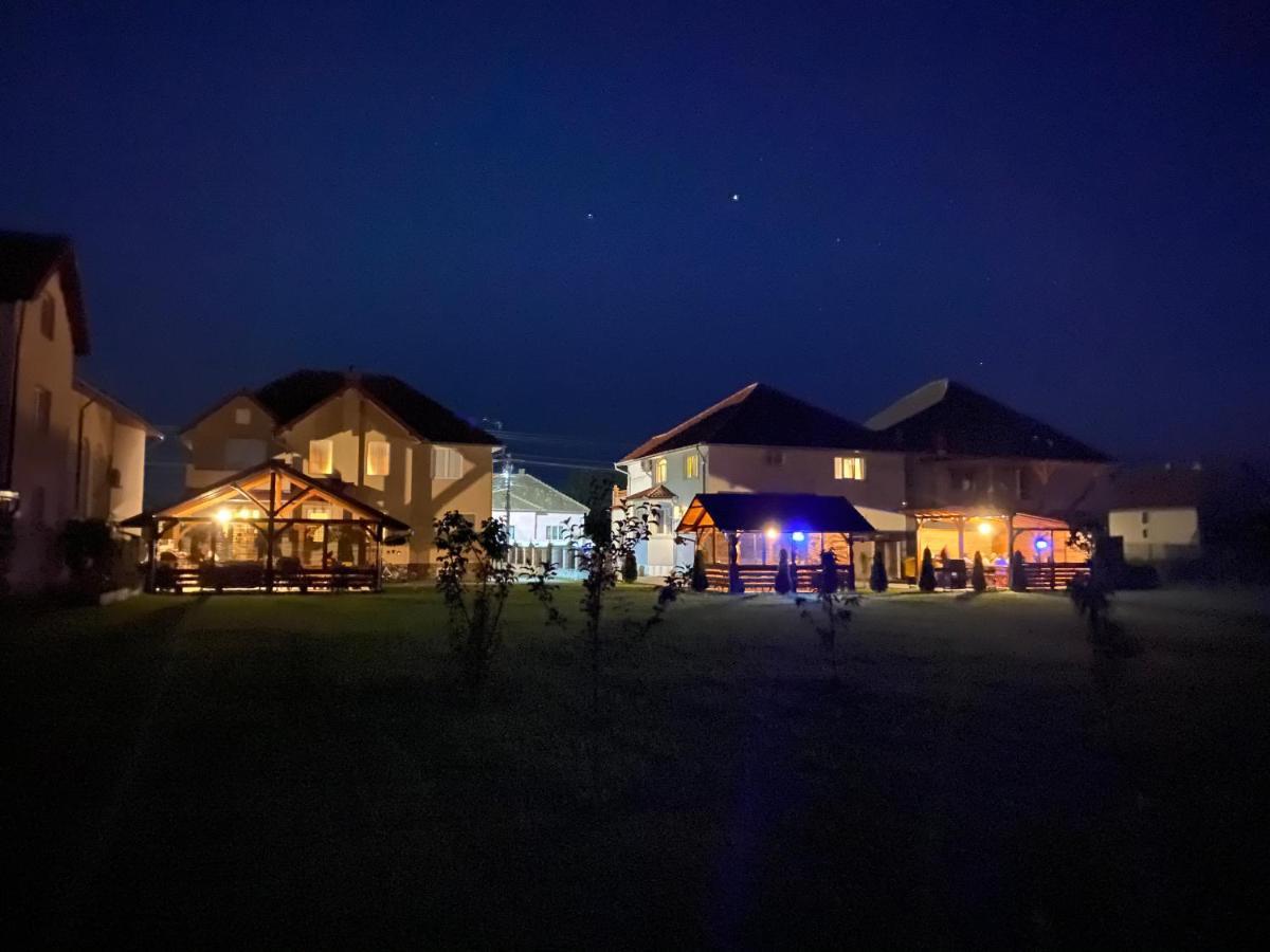 Absolut Residence Haţeg エクステリア 写真