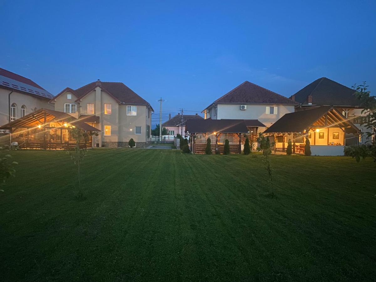 Absolut Residence Haţeg エクステリア 写真